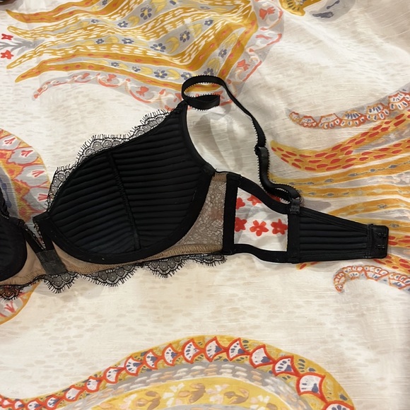 Victoria’s Secret Black lace Dream Angels Balconet 32D - Picture 7 of 8